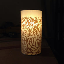 Lampe à poser ‘Kun-Kirh (Mud Ripples / Ondulation de boue)’ d'Elizabeth Kandabuma -  Beige irisé, 24x12cm