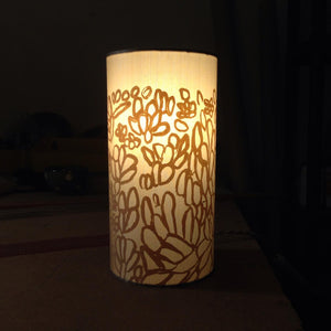 Lampe à poser ‘Kun-Kirh (Mud Ripples / Ondulation de boue)’ d'Elizabeth Kandabuma -  Beige irisé, 24x12cm