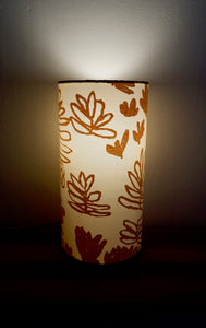 Lampe à poser ‘Kungnol (Clouds / Nuages)’ d'Elizabeth Kandabuma - Crème irisé et rose pâle, 30x15cm
