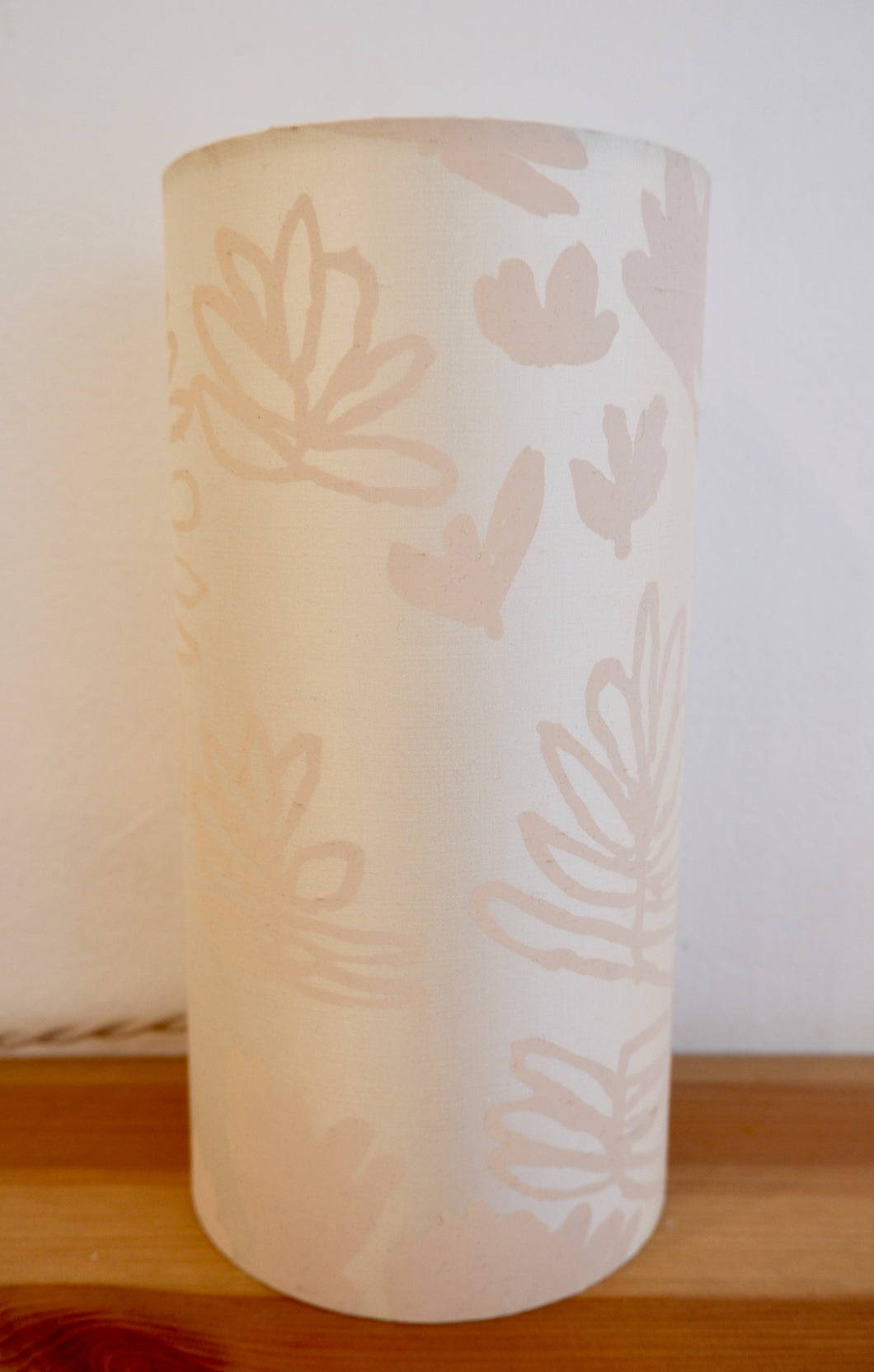 Lampe à poser ‘Kungnol (Clouds / Nuages)’ d'Elizabeth Kandabuma - Crème irisé et rose pâle, 24x12cm
