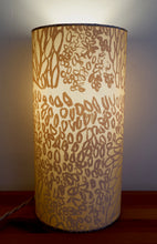 Lampe à poser ‘Kun-Kirh (Mud Ripples / Ondulation de boue)’ d'Elizabeth Kandabuma - Beige irisé, 30x15cm