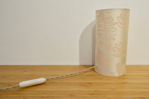 Lampe à poser ‘Kungnol (Clouds / Nuages)’ d'Elizabeth Kandabuma - Crème irisé et rose pâle, 24x12cm